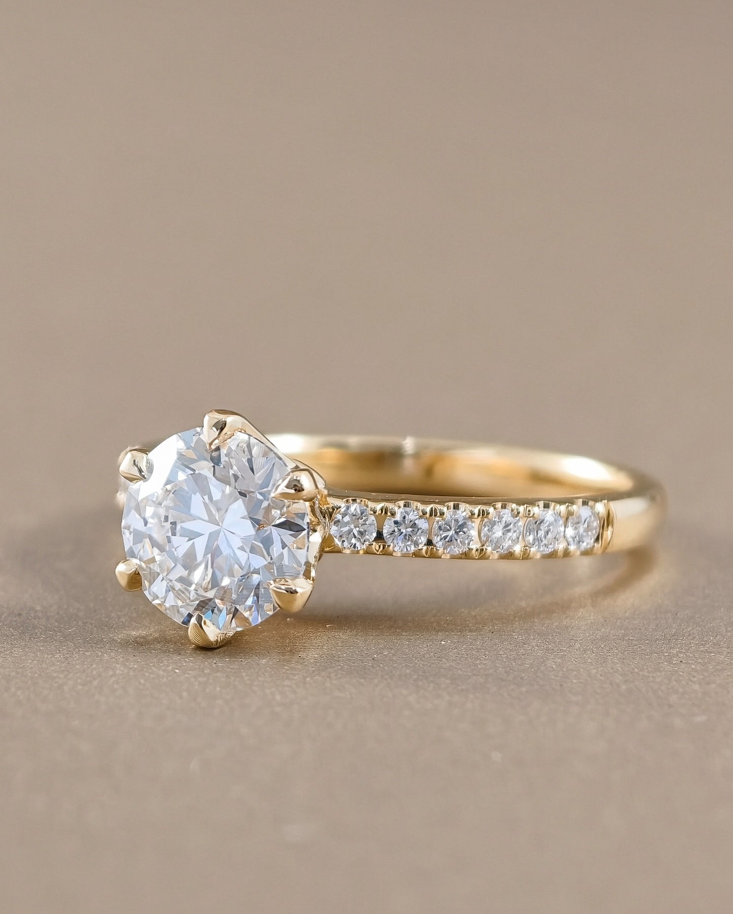 แหวนหมั้นเพชรแลปทรงกลม ก้านเพชร Pavé รุ่น Aria | IGI Certified