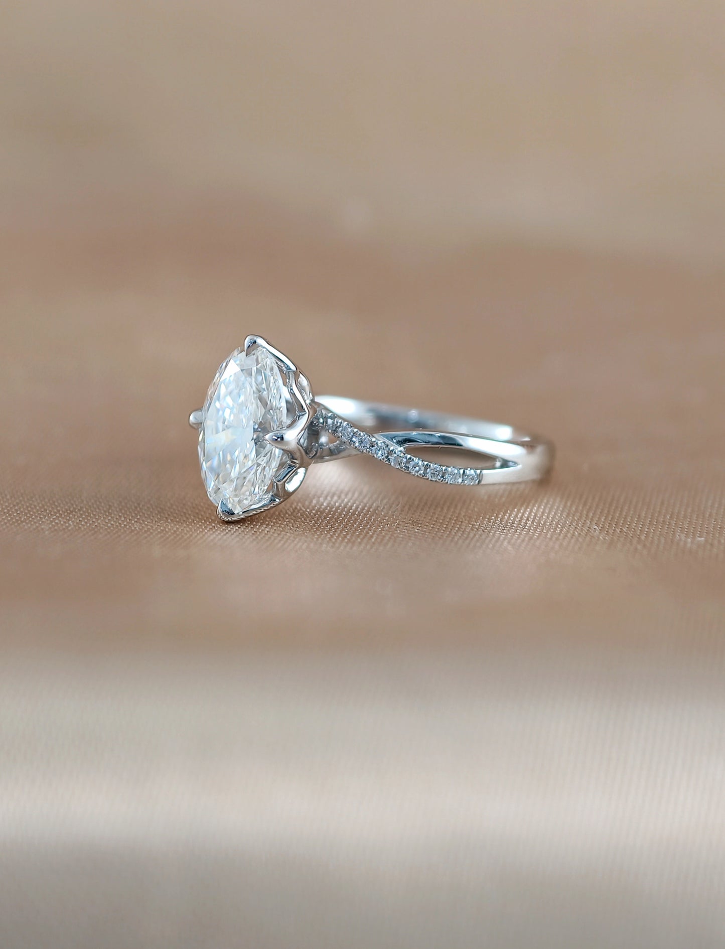 Étoile Fleur Tulip Lab Grown Diamond Engagement Ring| IGI Certified