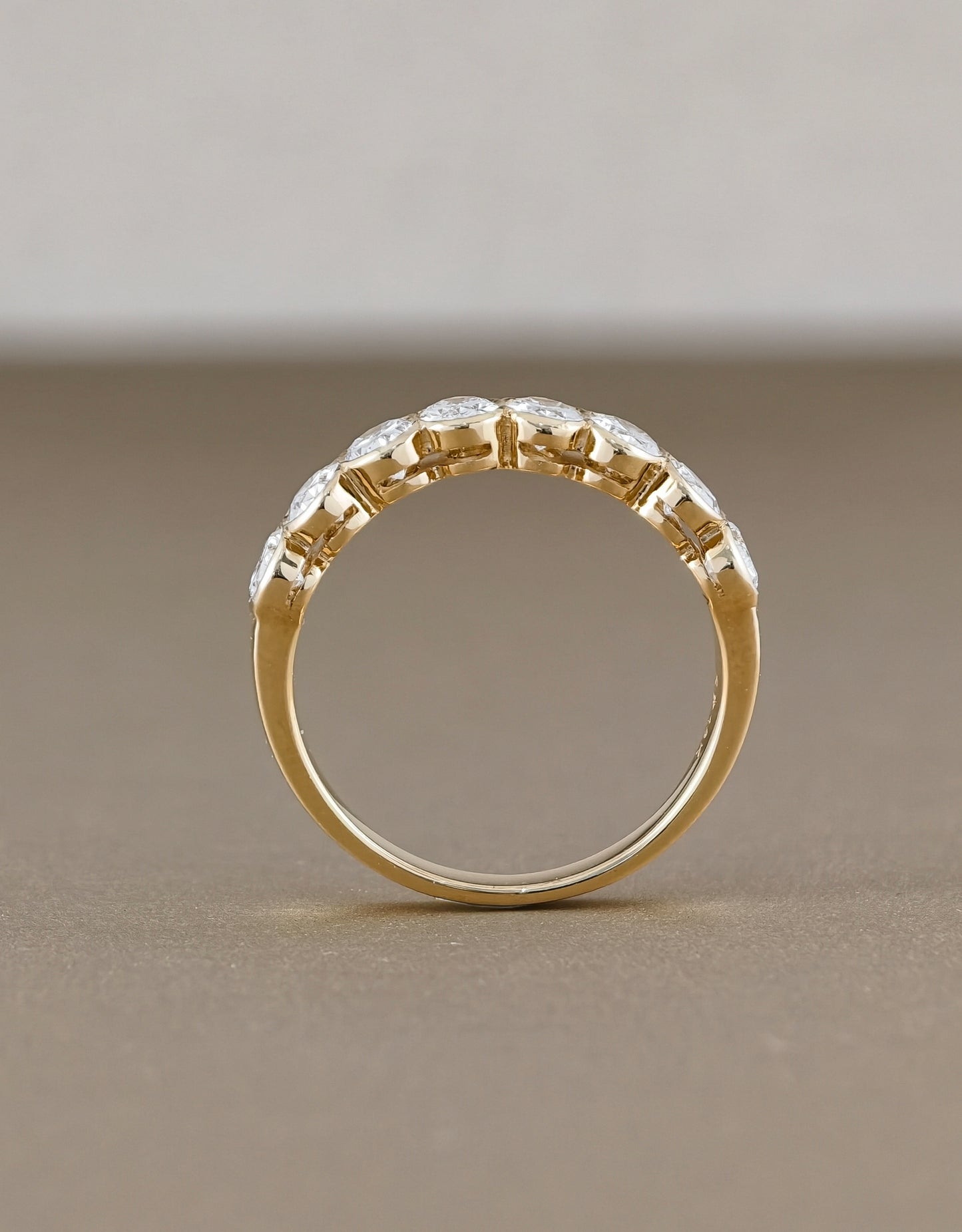 แหวนเพชรแลปทรงรี Half Eternity Bezel | Lab Grown Diamond พร้อมใบรับรอง IGI